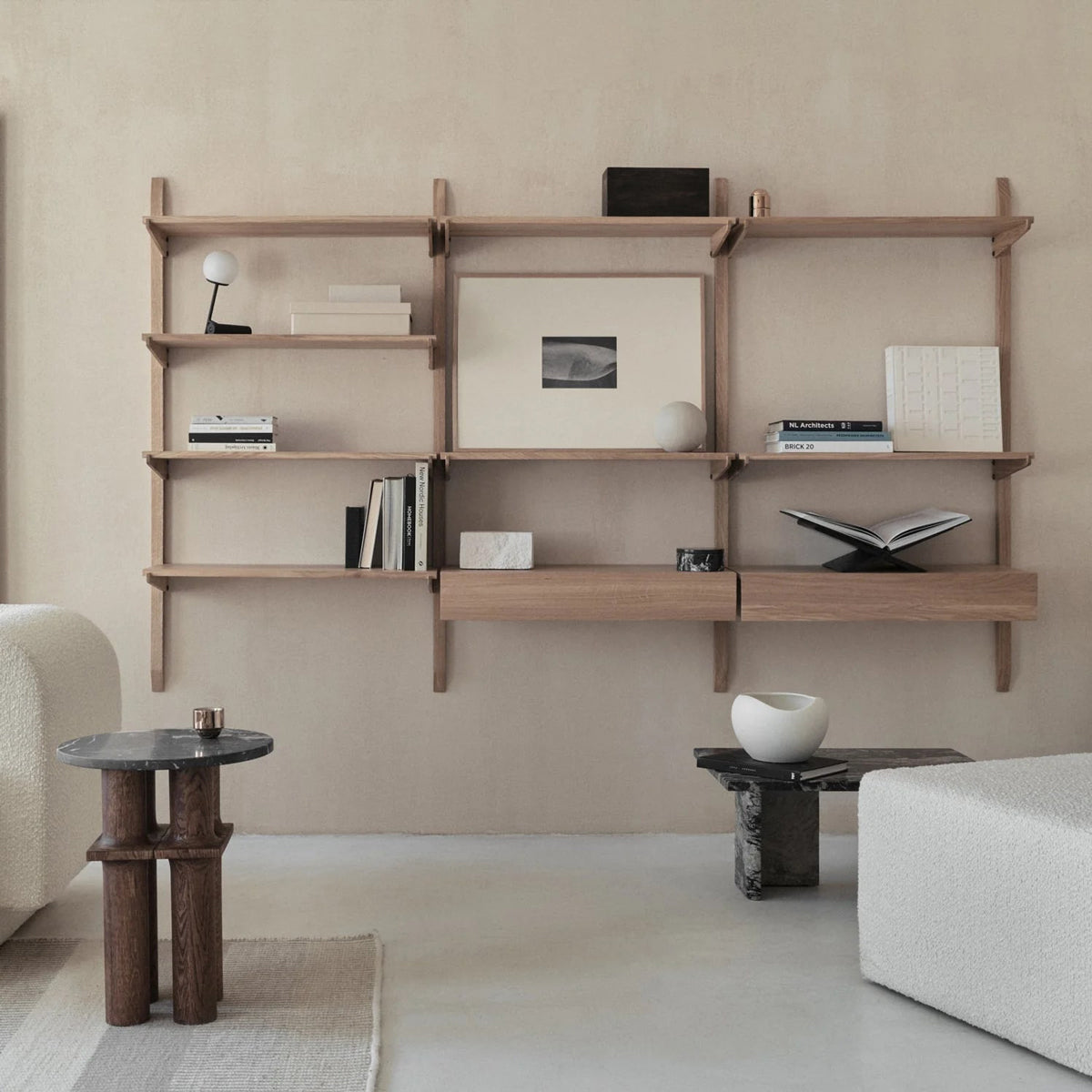 Elegantes Wandregal Noki NKI85D aus hochwertigem Holz, ideal für kreative Gestaltung und funktionale Lagerung in Wohnräumen.