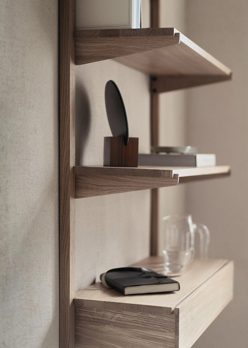 Stilvolles Wandregal Noki NKI85D aus edlem Holz, perfekt für die Präsentation von Dekoration und zur optimalen Raumnutzung.