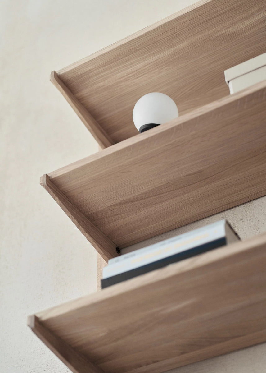 Stilvolles Wandregal Noki NKI85D aus edlem Holz, perfekt für die Präsentation von Dekoration und zur optimalen Raumnutzung.