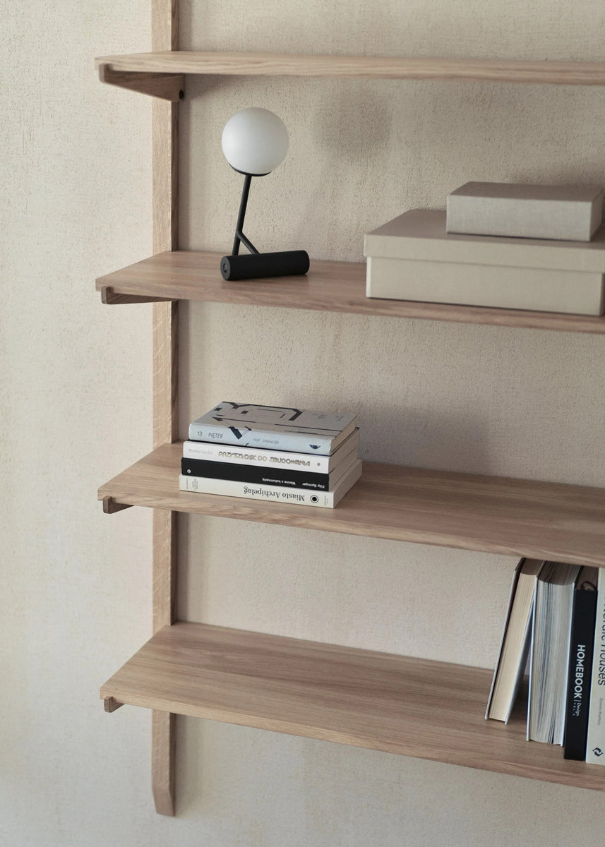 Modernes Wandregal Noki NKI247T aus hellem Holz, ideal für die ansprechende Gestaltung und Organisation von Wohnräumen.