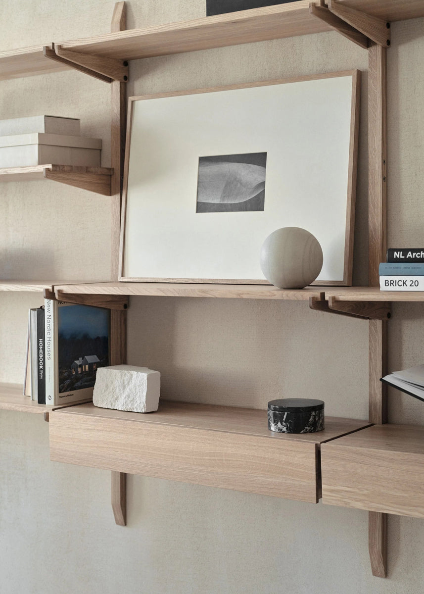 Stilvolles Wandregal Noki NKI85T aus hochwertigem Holz, ideal für die Präsentation von Deko und zur optimalen Raumnutzung.