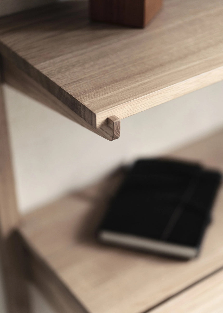 Elegantes Wandregal Noki NKI85T aus edlem Holz, perfekt für die stilvolle Präsentation von Deko und zur optimalen Raumnutzung.