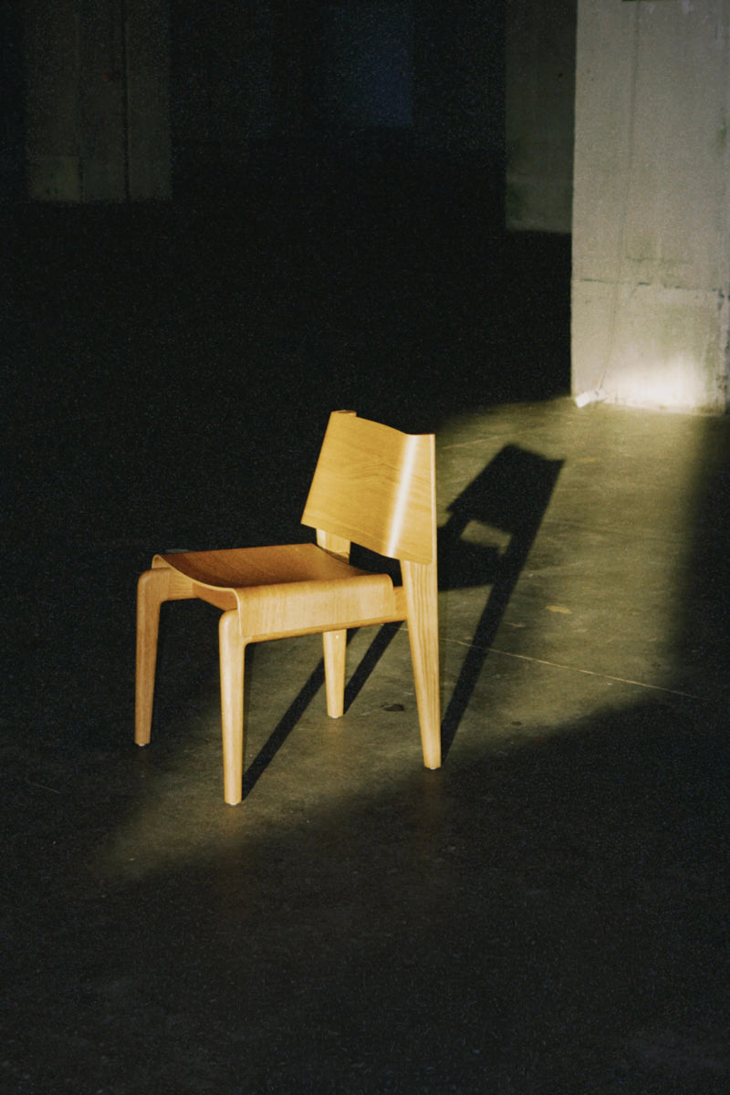 Eleganter Undia UND01 Stuhl von Tamo mit stilvollem schwarzen Gestell und bequemer, heller Polsterung für zeitgemäße Wohnräume.