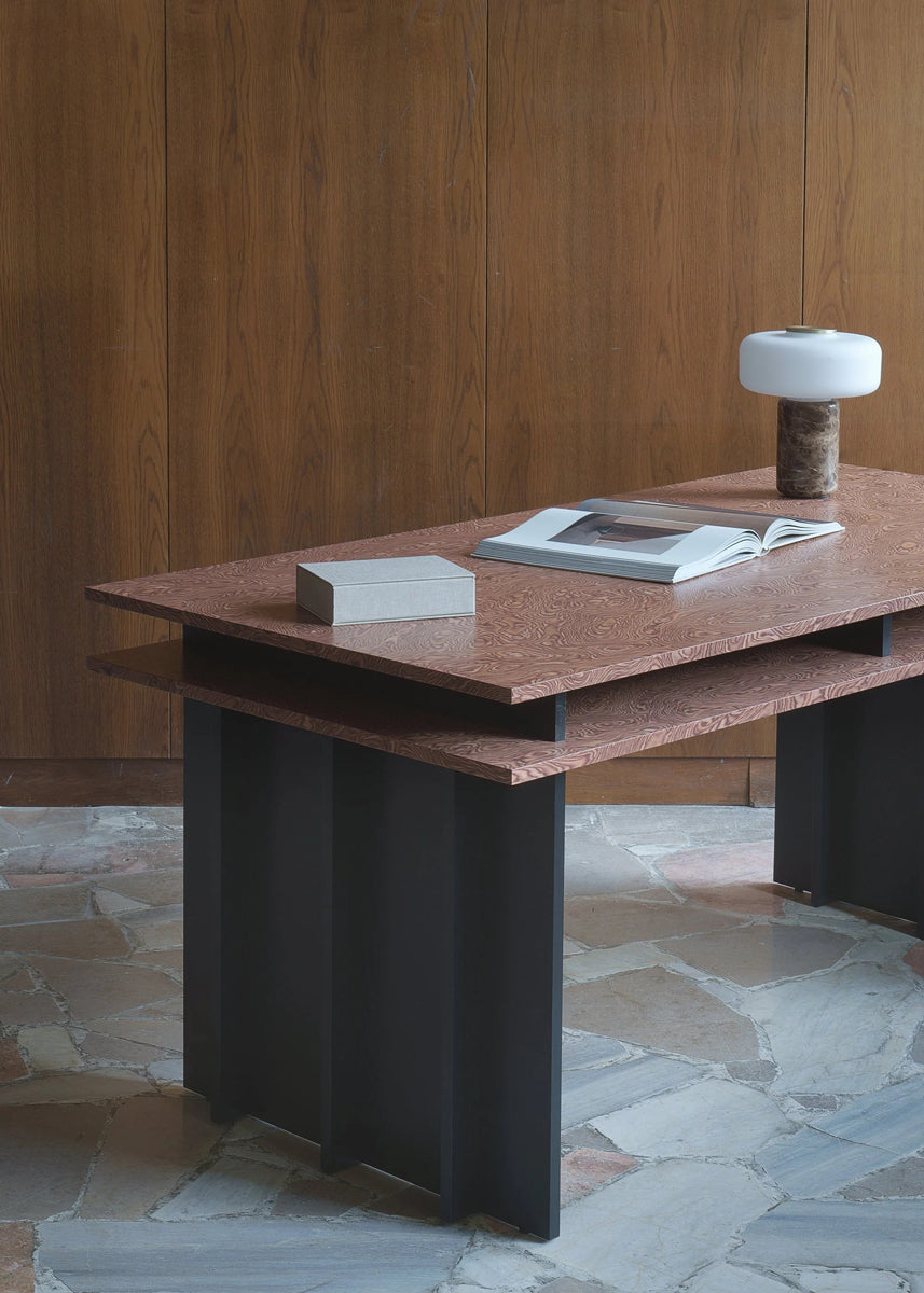 Eleganter Piato PIA01 Schreibtisch von Tamo, perfekt für stilvolle Arbeitsumgebungen, vereint Funktionalität und modernes Design.