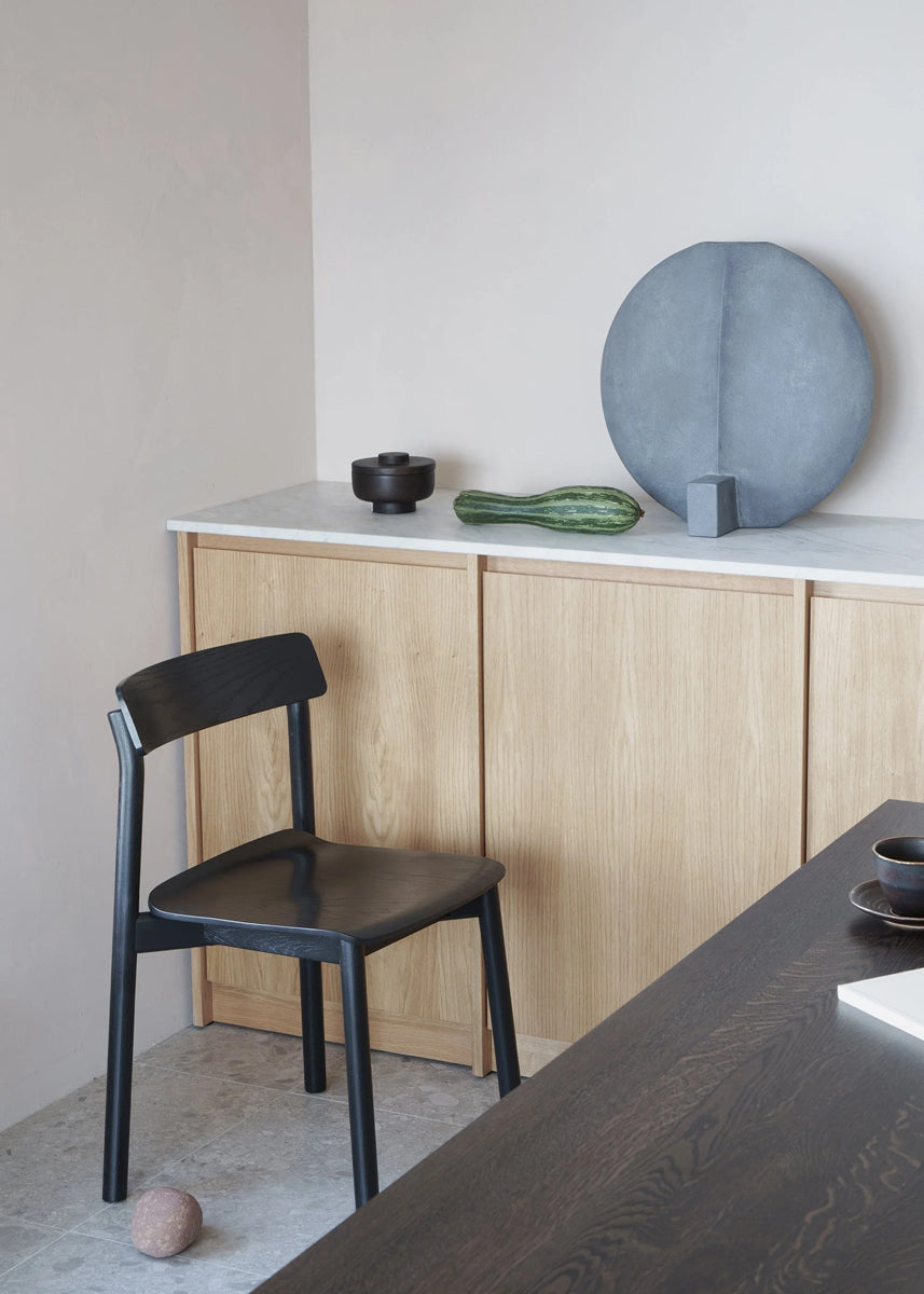 Moderner Arche ARCH01 Stuhl von Tamo, kombiniert zeitgemäßes Design mit einem stabilen Holzrahmen und harmonischen Farbtönen.