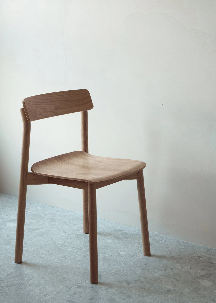 Eleganter Arche ARCH01 Stuhl von Tamo, der durch seine stilvolle Form und hochwertige Materialien besticht, ideal für jedes moderne Interieur.