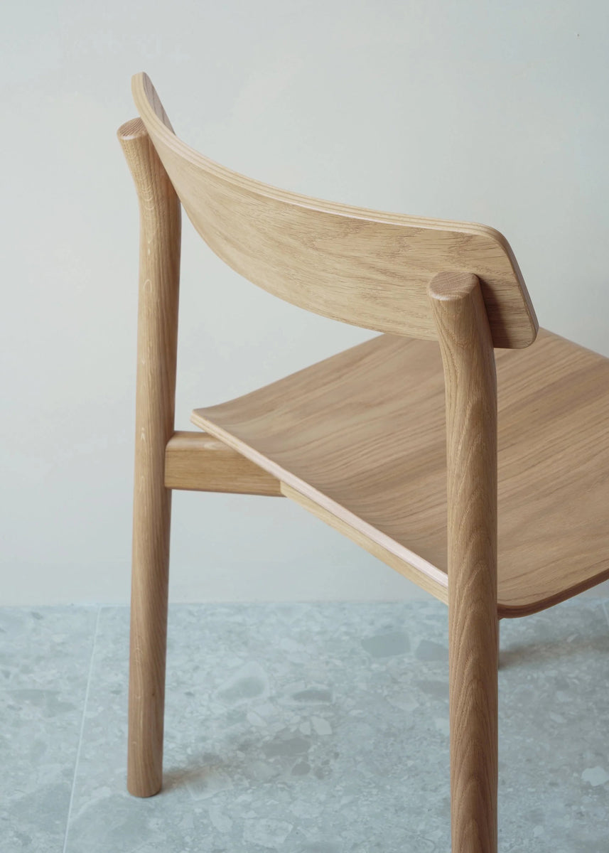 Moderner Arche ARCH01 Stuhl von Tamo, der durch sein minimalistisches Design und die edlen Materialien überzeugt, perfekt für stilvolle Wohnräume.