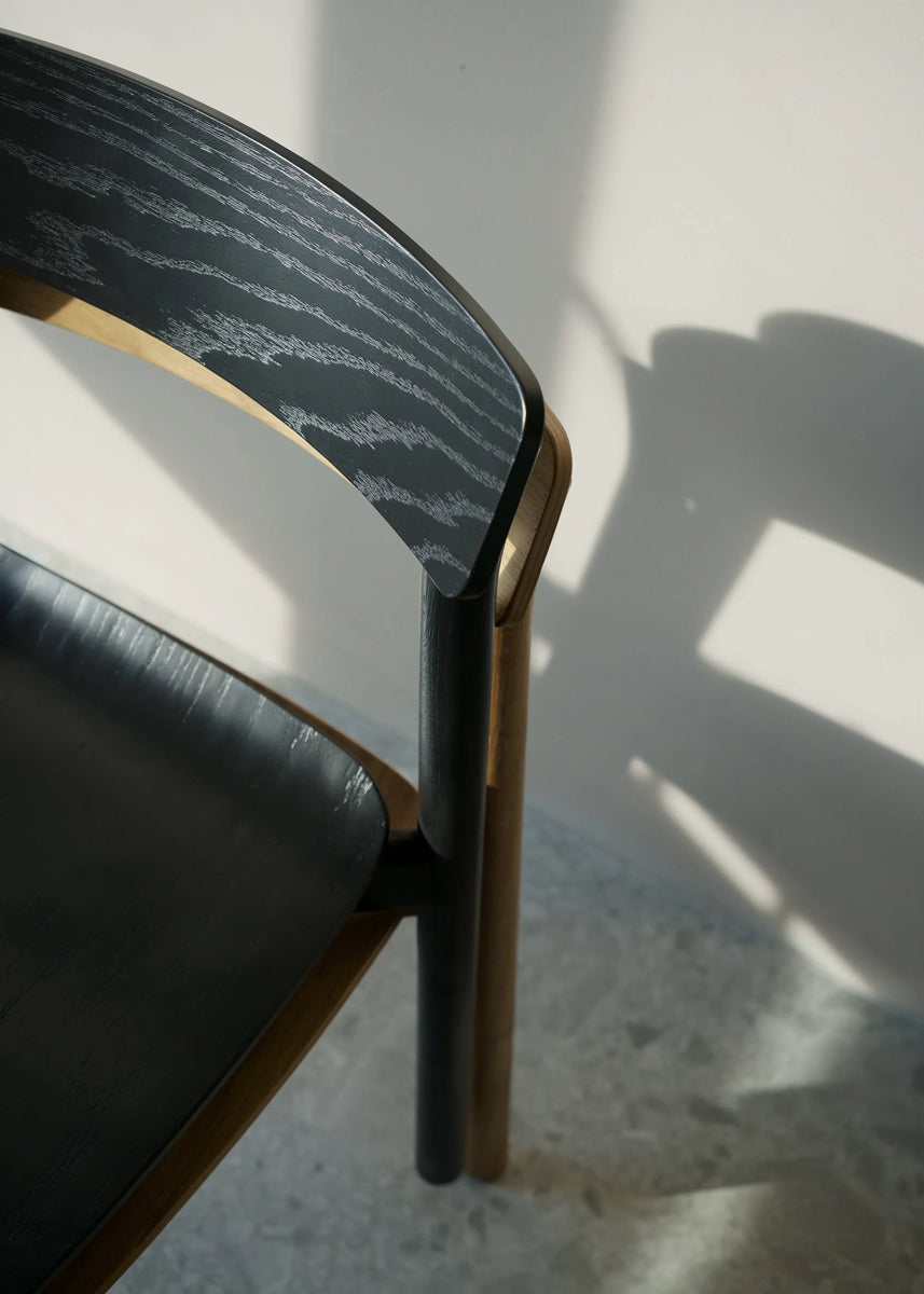 Moderner Arche ARCH01 Stuhl von Tamo, der durch sein minimalistisches Design und die Verwendung edler Materialien besticht.