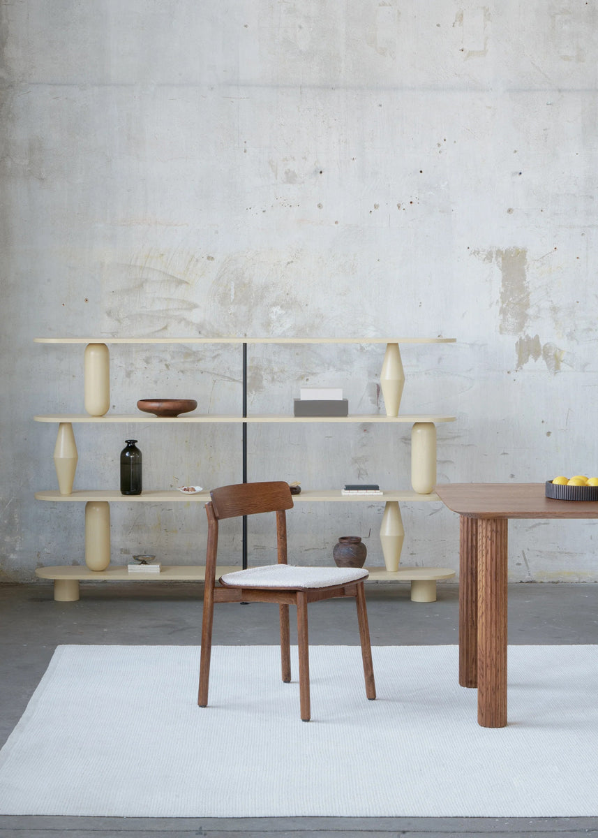 Moderner Arche ARCH01 Stuhl von Tamo, der mit seinem minimalistischen Design und der stilvollen Ästhetik begeistert.