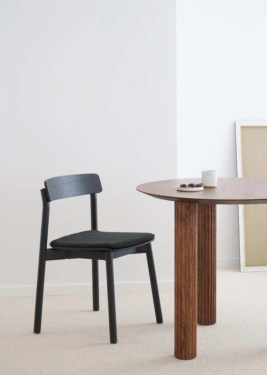 Moderner Arche ARCH01 Stuhl von Tamo, der durch sein minimalistisches Design und hochwertige Materialien besticht und jeden Raum stilvoll ergänzt.