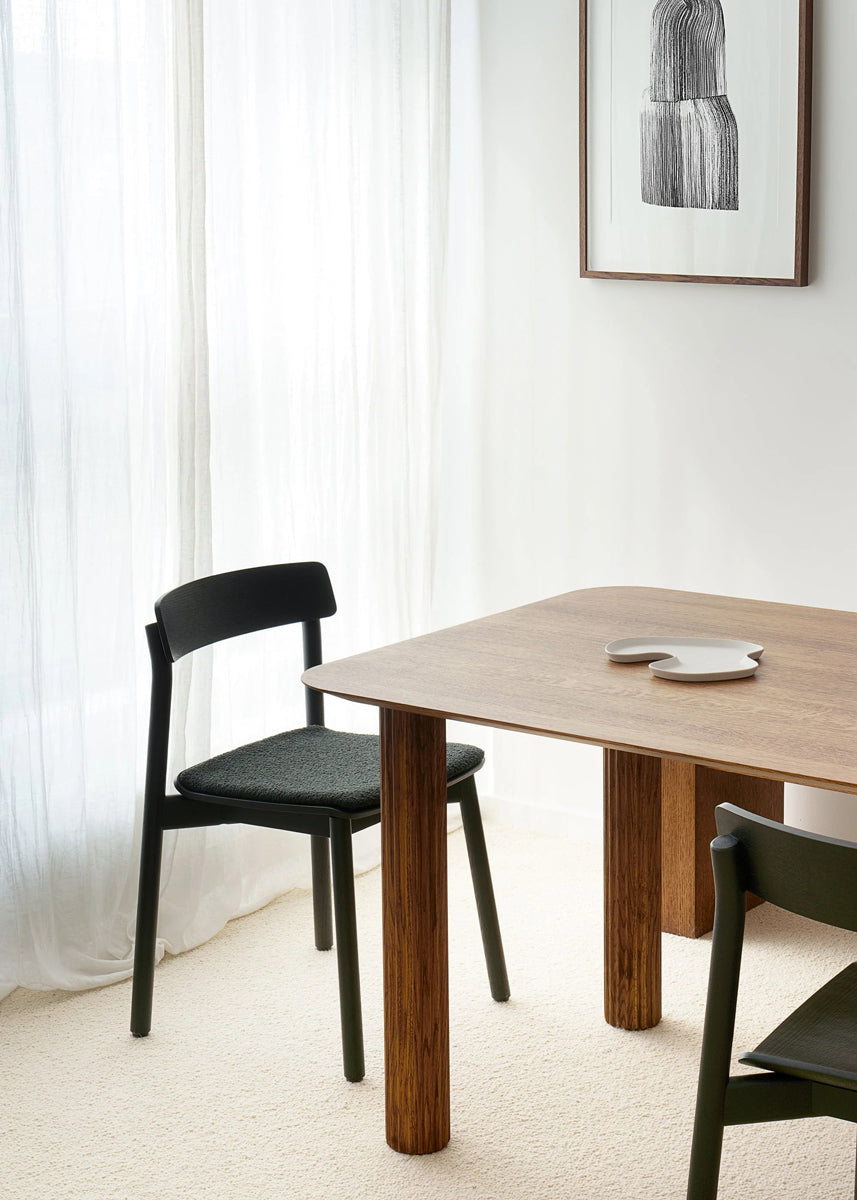 Eleganter Arche ARCH01 Stuhl von Tamo, der mit klaren Linien und zeitloser Ästhetik überzeugt und jedem Interieur einen Hauch von Raffinesse verleiht.