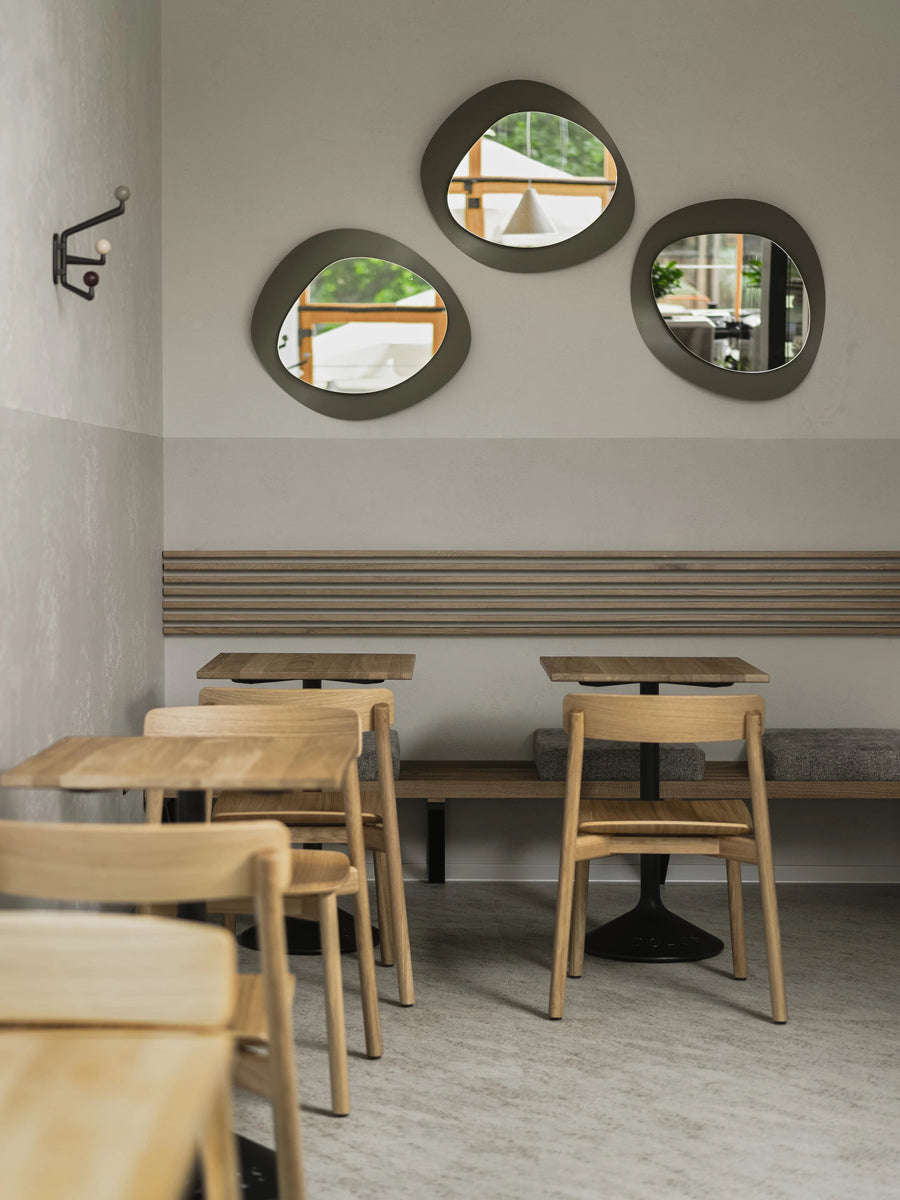 Eleganter Arche ARCH01 Stuhl von Tamo, der mit klaren Linien und stilvollem Design eine zeitgemäße Atmosphäre schafft.