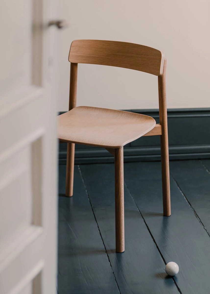 Stuhl Arche von Tamo mit Gestell und Sitzfläche aus massivem Eichenholz, gebeizt und lackiert, klassische Formgebung mit konturierter Rückenlehne.