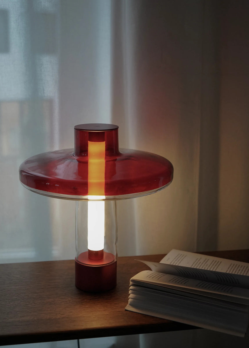 Elegante Tischleuchte Nevo NVO01 von Tamo, die mit ihrem stilvollen, geschwungenen Design und sanftem Licht jeden Raum aufwertet.