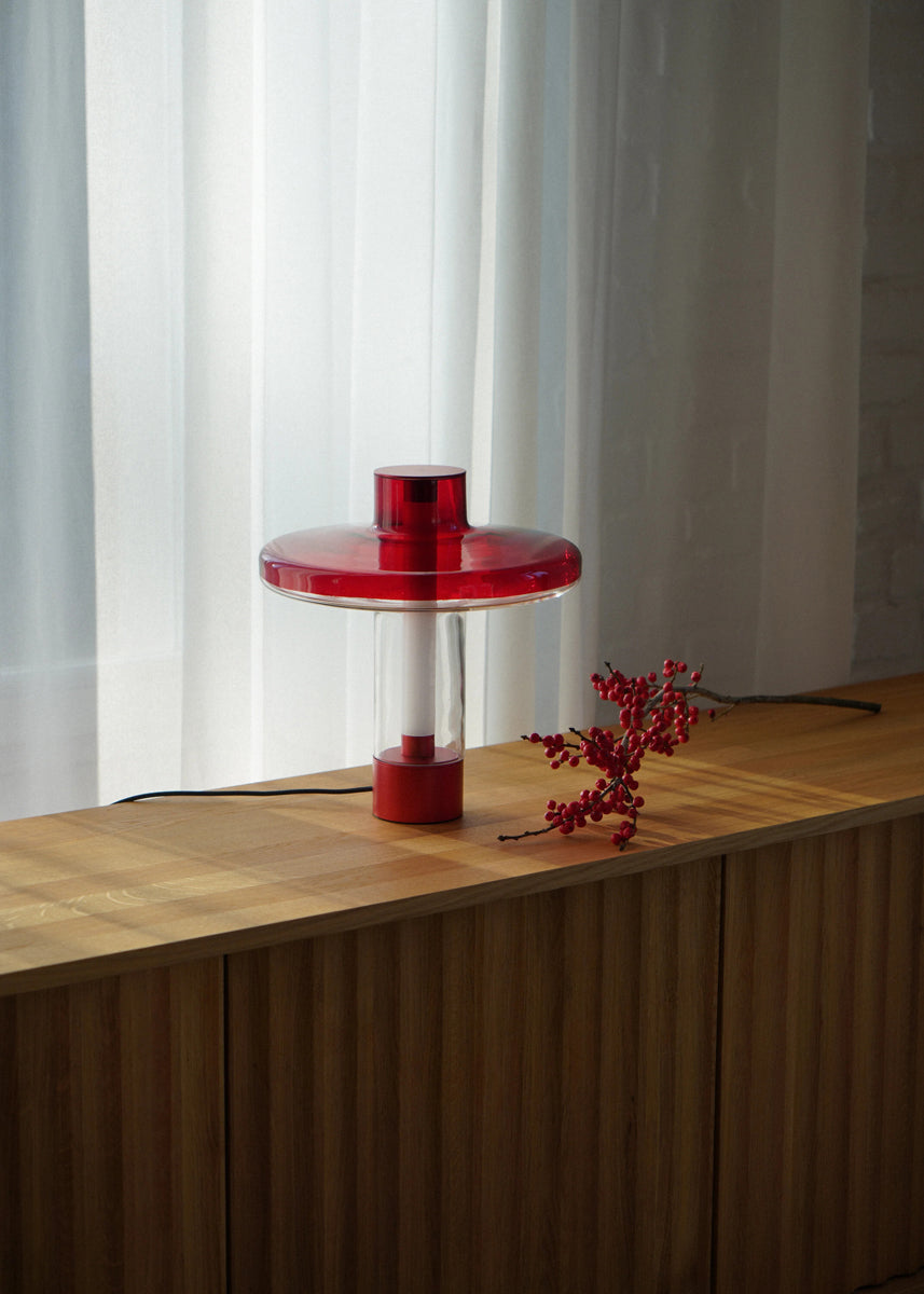 Moderne Tischleuchte Nevo NVO01 von Tamo, charakterisiert durch ihr geschwungenes Design und warmes Licht, ideal für stimmungsvolle Akzente.