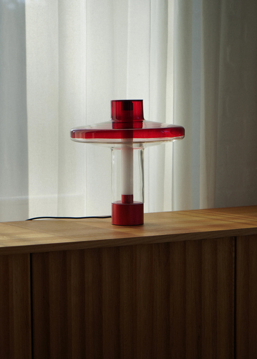 Elegante Tischleuchte Nevo NVO01 von Tamo, mit geschwungenem Körper und sanfter Beleuchtung, perfekt für gemütliche Wohnräume.