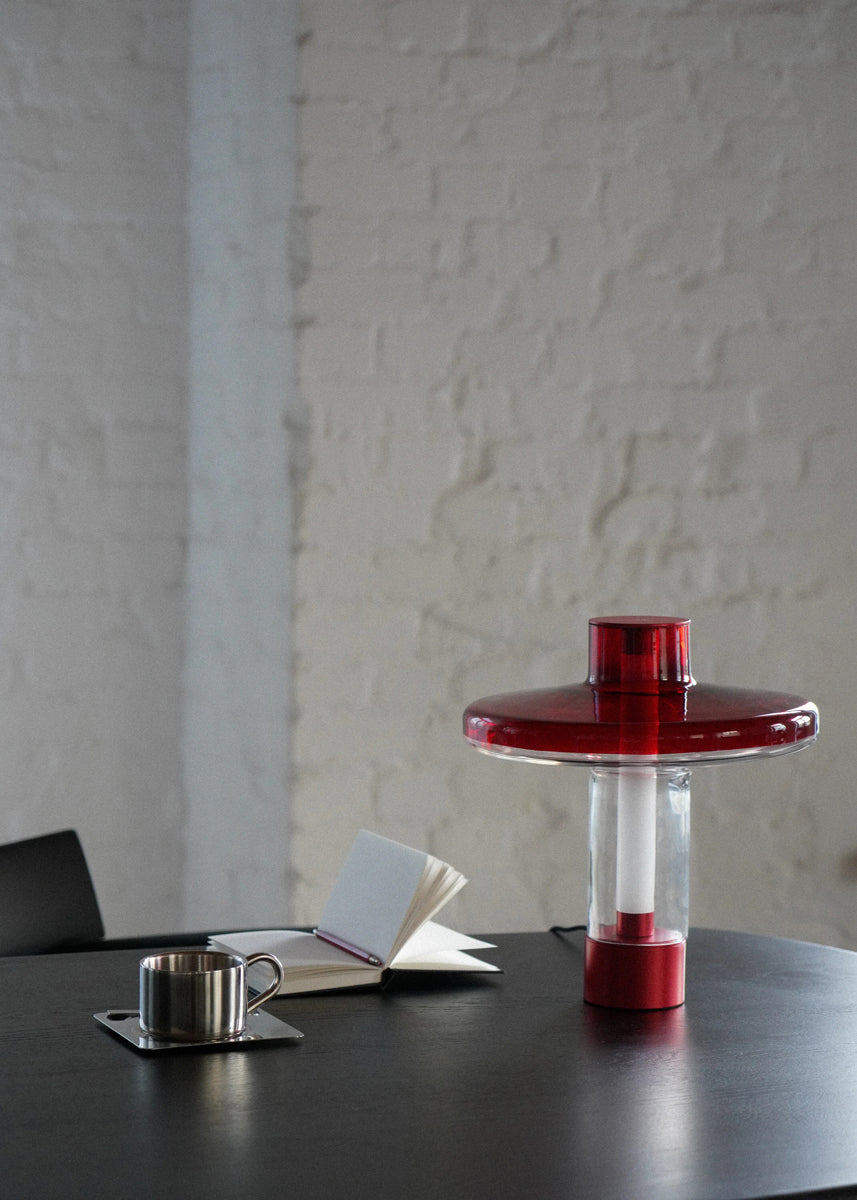Elegante Nevo NVO01 Tischleuchte von Tamo, die durch ihr zeitgemäßes Design und sanftes Licht eine gemütliche Stimmung schafft.