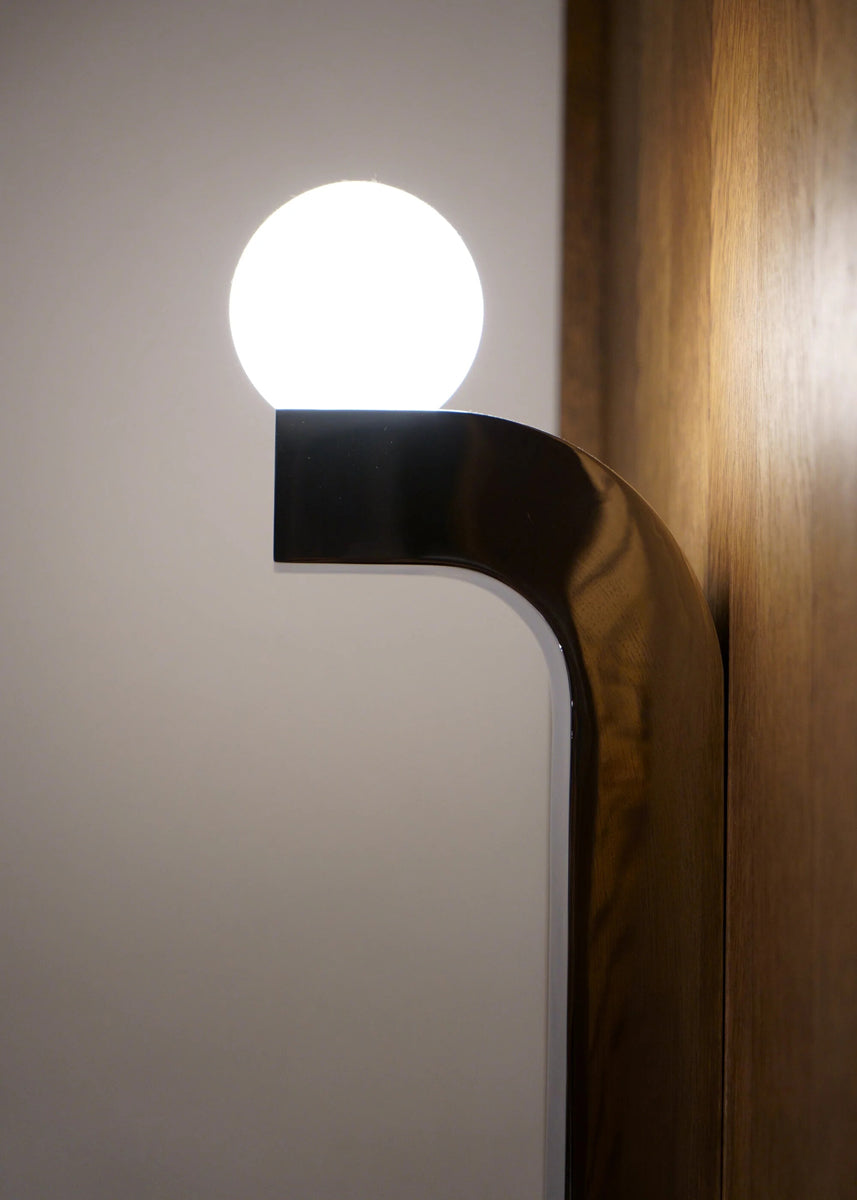 Elegante Pallia PLIA01 Wandleuchte von Tamo, perfekt für stilvolle Akzentbeleuchtung und harmonische Raumgestaltung.