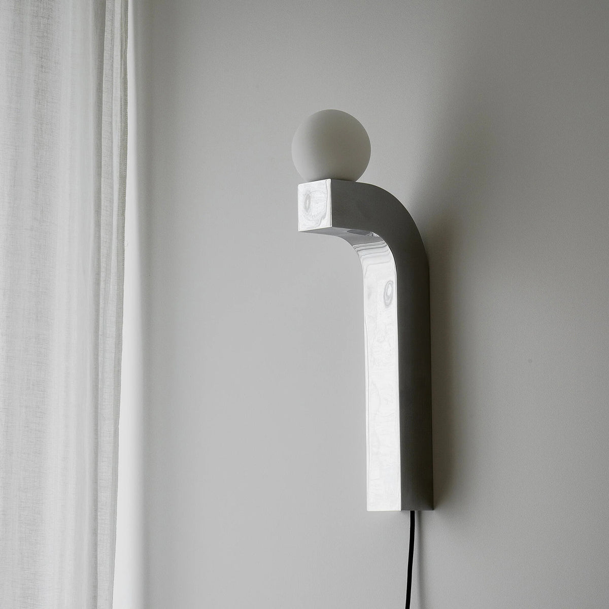 Elegante Pallia PLIA01 Wandleuchte von Tamo, perfekt für stilvolle Akzente und eine gemütliche Atmosphäre in jedem Raum.