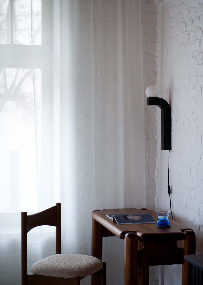 Elegante Pallia PLIA01 Wandleuchte von Tamo, perfekt für stilvolle Akzentbeleuchtung und harmonische Raumgestaltung.