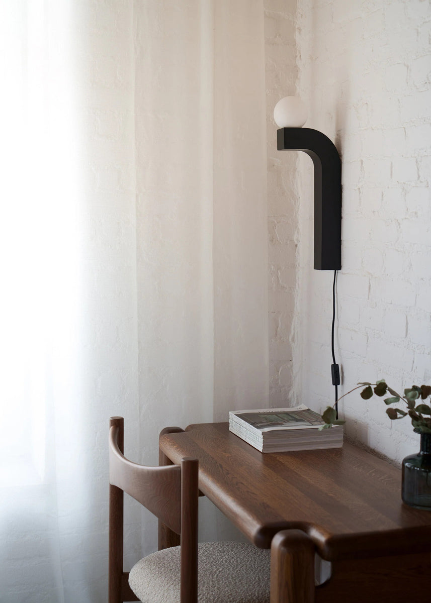 Moderne Pallia PLIA01 Wandleuchte von Tamo, ideal für stimmungsvolle Lichtakzente und geschmackvolle Innenraumgestaltung.