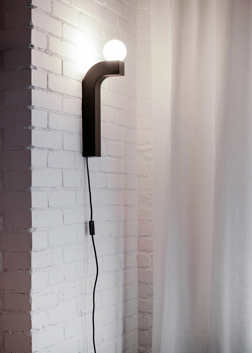 Elegante Pallia PLIA01 Wandleuchte von Tamo, perfekt für stilvolle Akzente und eine gemütliche Atmosphäre in jedem Raum.