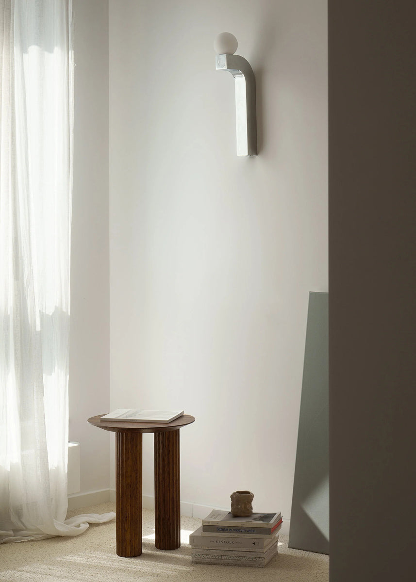 Moderne Pallia PLIA01 Wandleuchte von Tamo, ideal für stimmungsvolle Beleuchtung und geschmackvolle Raumgestaltung.