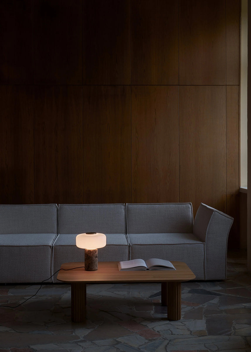 Elegante Fonte FNT01 Tischleuchte von Tamo, zylindrische Form und stilvolle Basis, ideal für moderne Wohnräume und stimmungsvolle Beleuchtung.