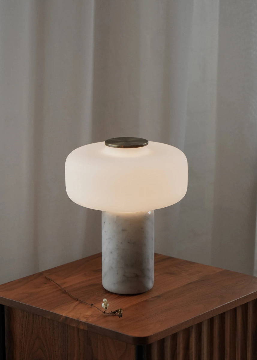 Elegante Fonte FNT01 Tischleuchte von Tamo, die mit ihrem minimalistischen Design und warmem Licht eine gemütliche Atmosphäre schafft.