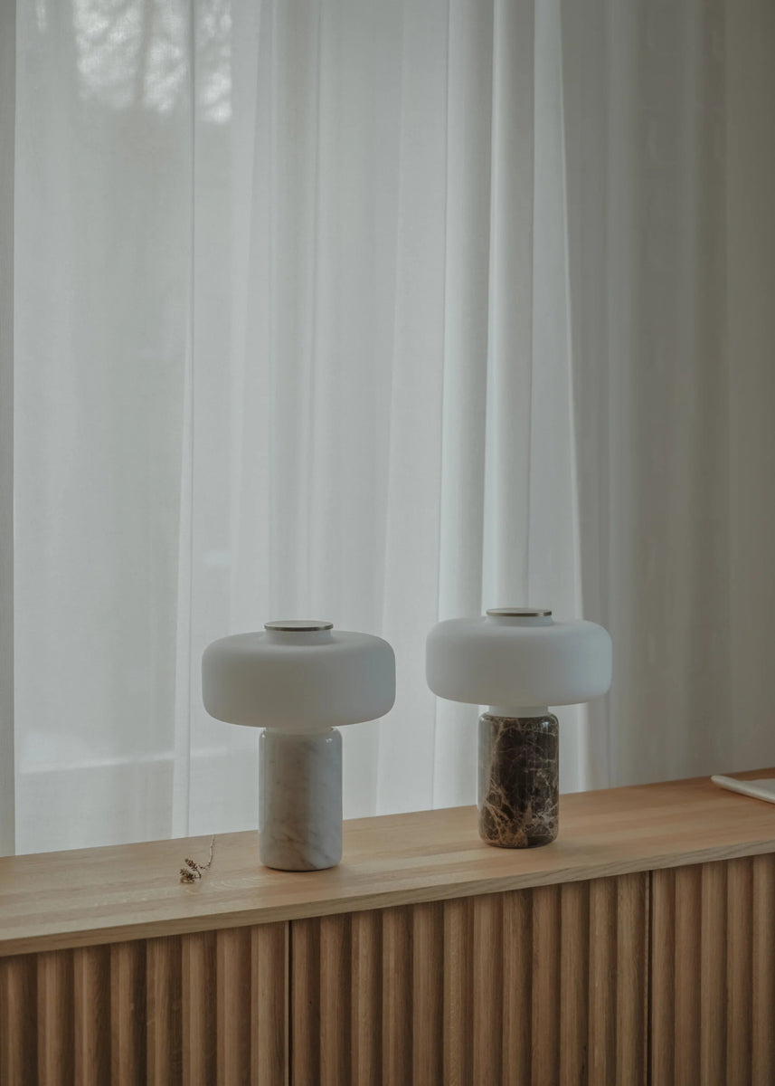 Stilvolle Fonte FNT01 Tischleuchte von Tamo, die durch ihr modernes Design und sanftes Licht jeden Raum aufwertet.