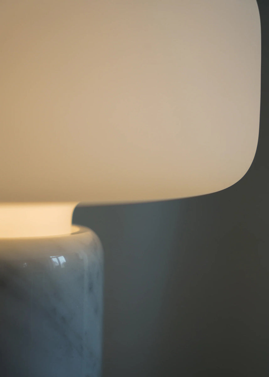 Elegante Fonte FNT01 Tischleuchte von Tamo, die mit ihrem zeitgemäßen Look und warmem Licht eine gemütliche Atmosphäre schafft.