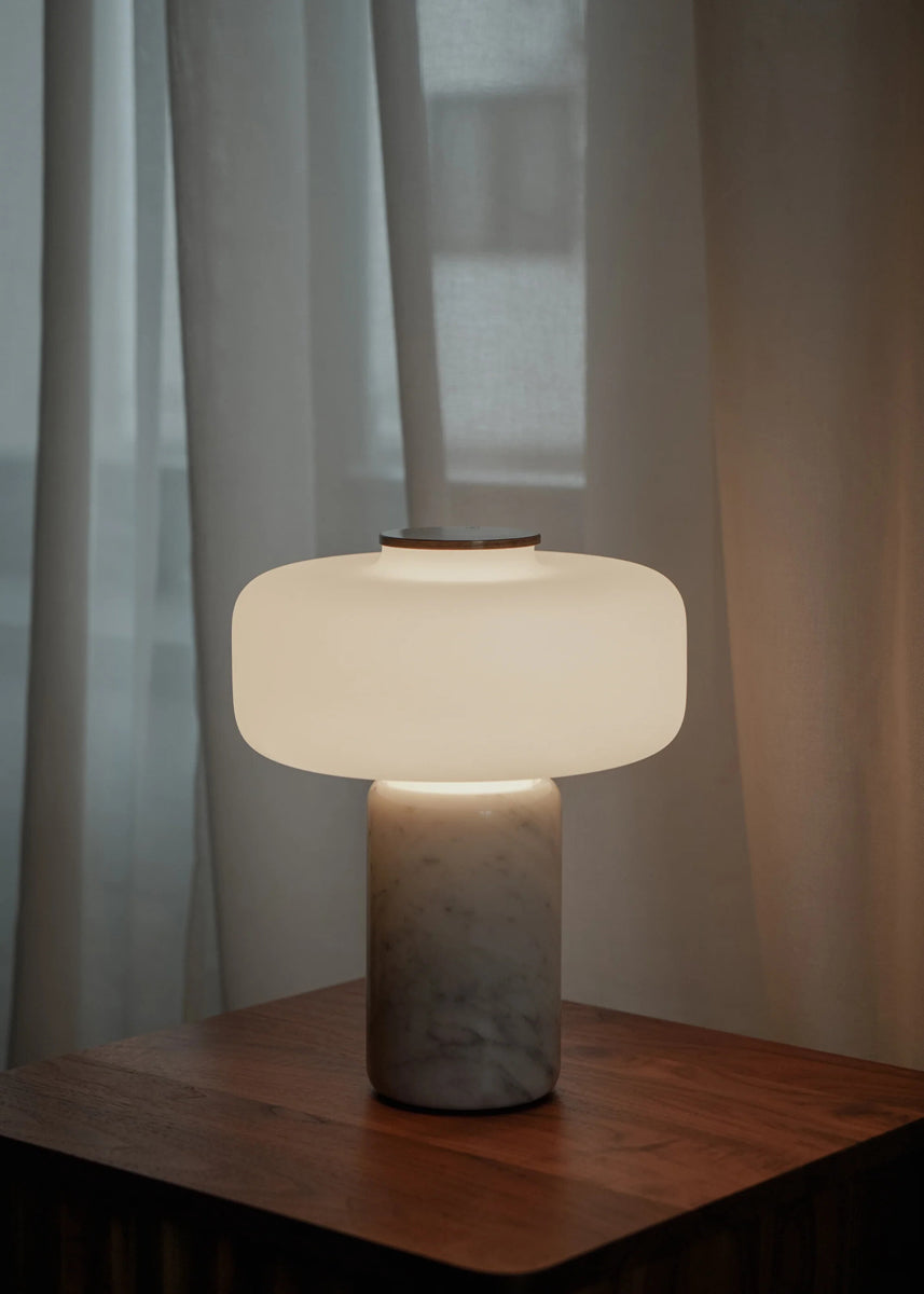 Moderne Fonte FNT01 Tischleuchte von Tamo, die durch ihr stilvolles Design und sanftes Licht jeden Raum aufwertet.