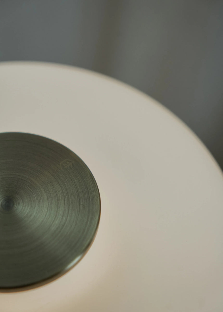 Stilvolle Fonte FNT01 Tischleuchte von Tamo, die durch ihr schlichtes Design und sanftes Licht jeden Raum aufwertet.