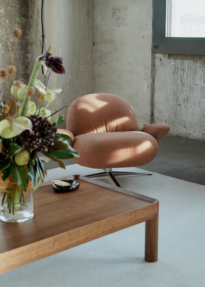 Eleganter Drehsessel Baoza BAO01 von Tamo, bietet eine harmonische Kombination aus Komfort und modernem Design, perfekt für jedes Zuhause.