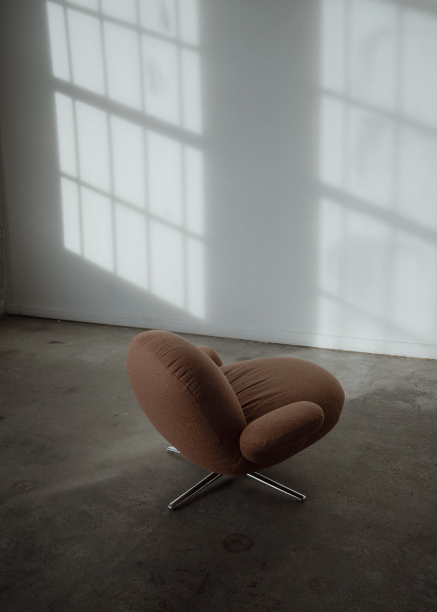 Eleganter Drehsessel Baoza BAO01 von Tamo, der durch sein modernes Design und die komfortable Drehfunktion besticht. Perfekt für jedes Zuhause.