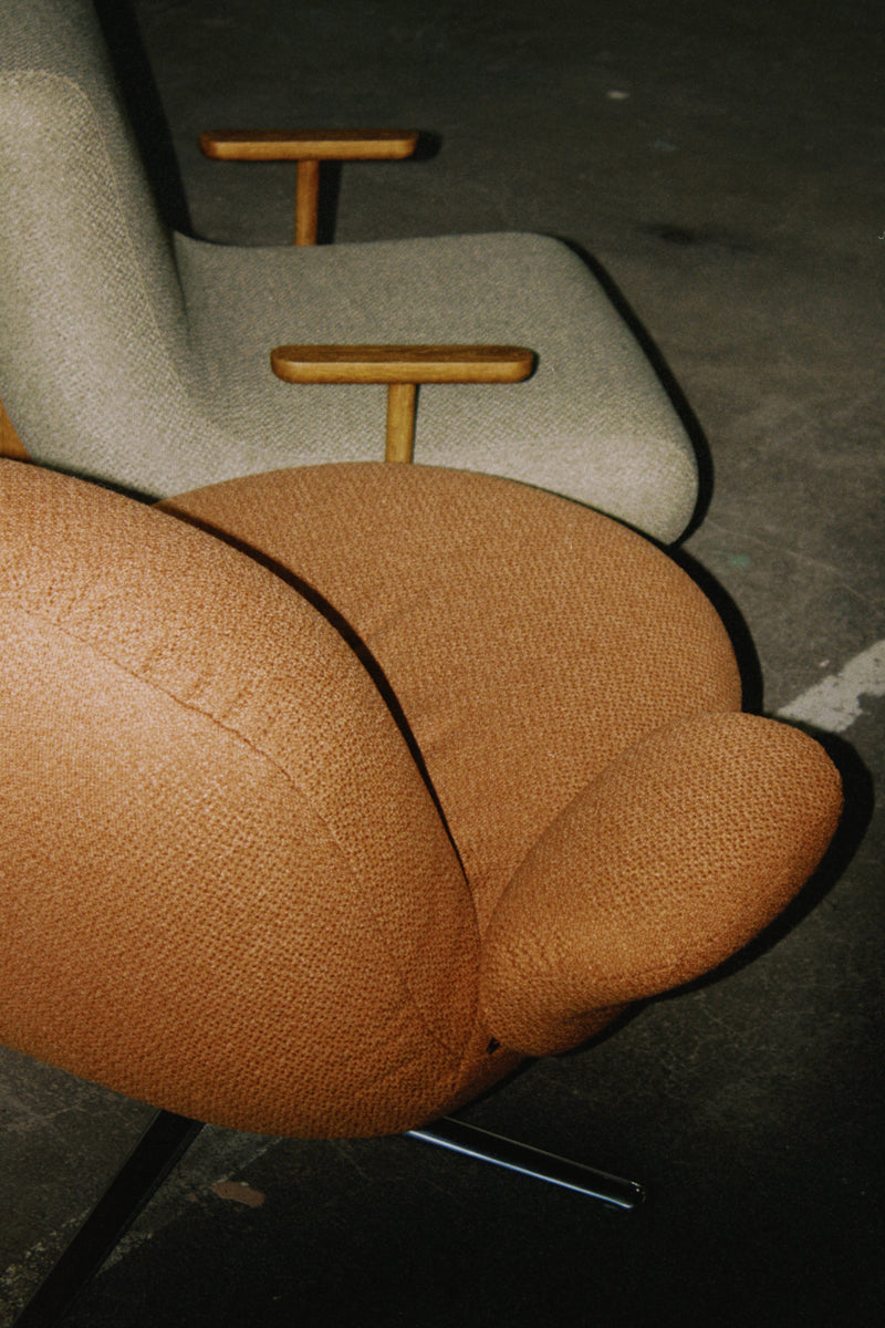 Eleganter Drehsessel Baoza BAO01 von Tamo, vereint Komfort und modernes Design für stilvolle Wohnräume.
