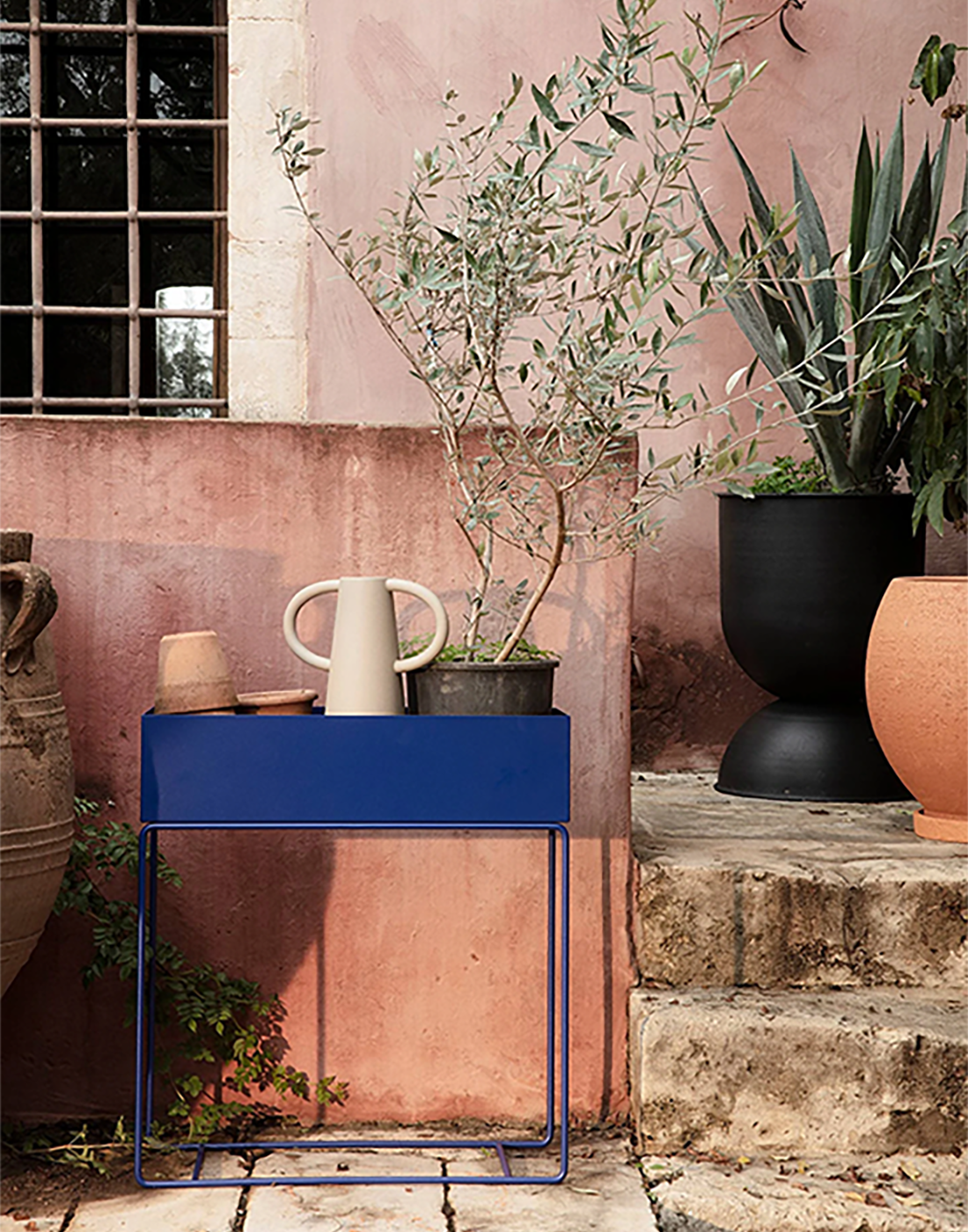 Terrasse mit viel grün und Terracotta Farben
