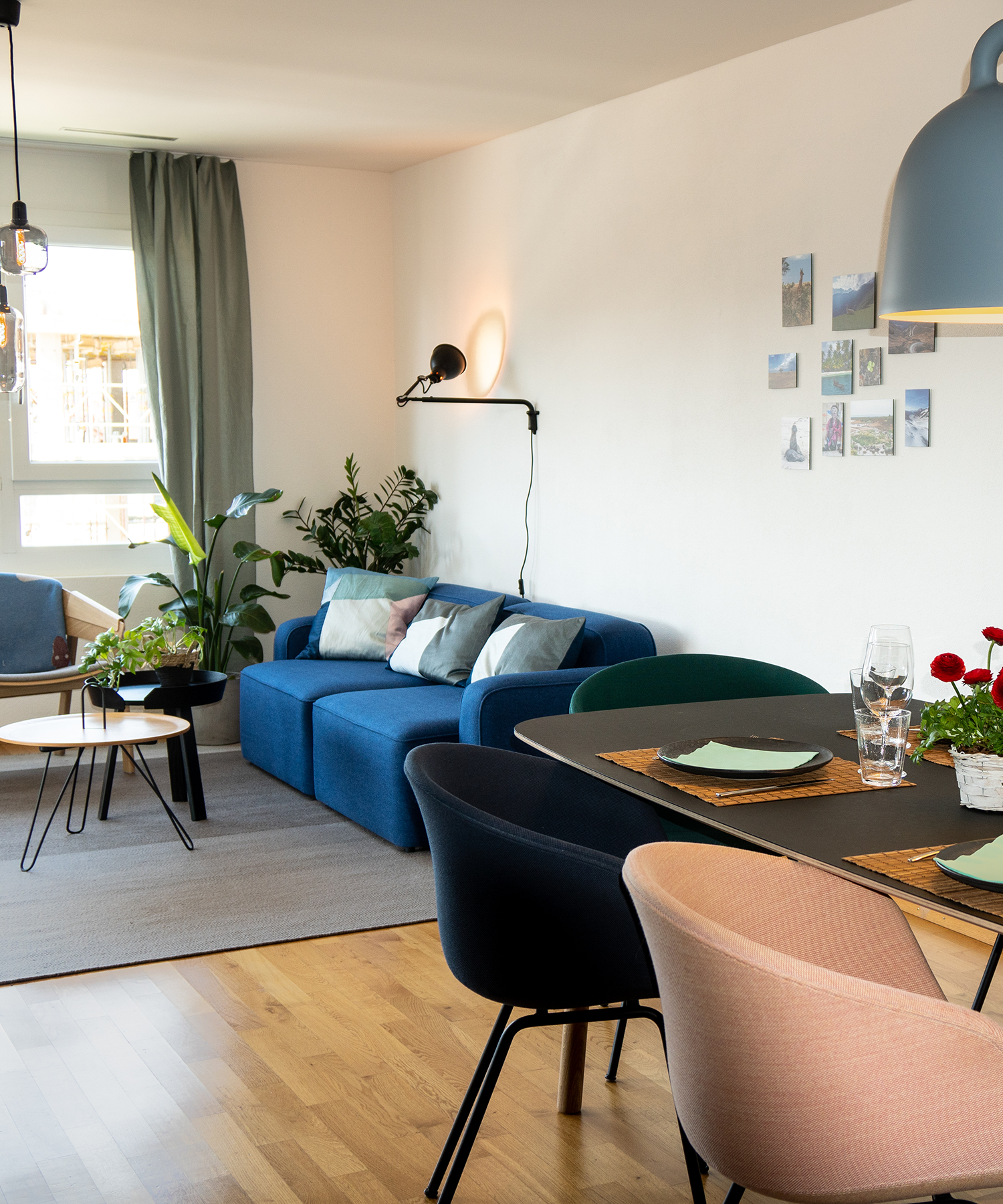 Wohnzimmer mit blauem Sofa und Pastellfarben, Produkte von Normann Copenhagen, Muuto, ZigzagZurich