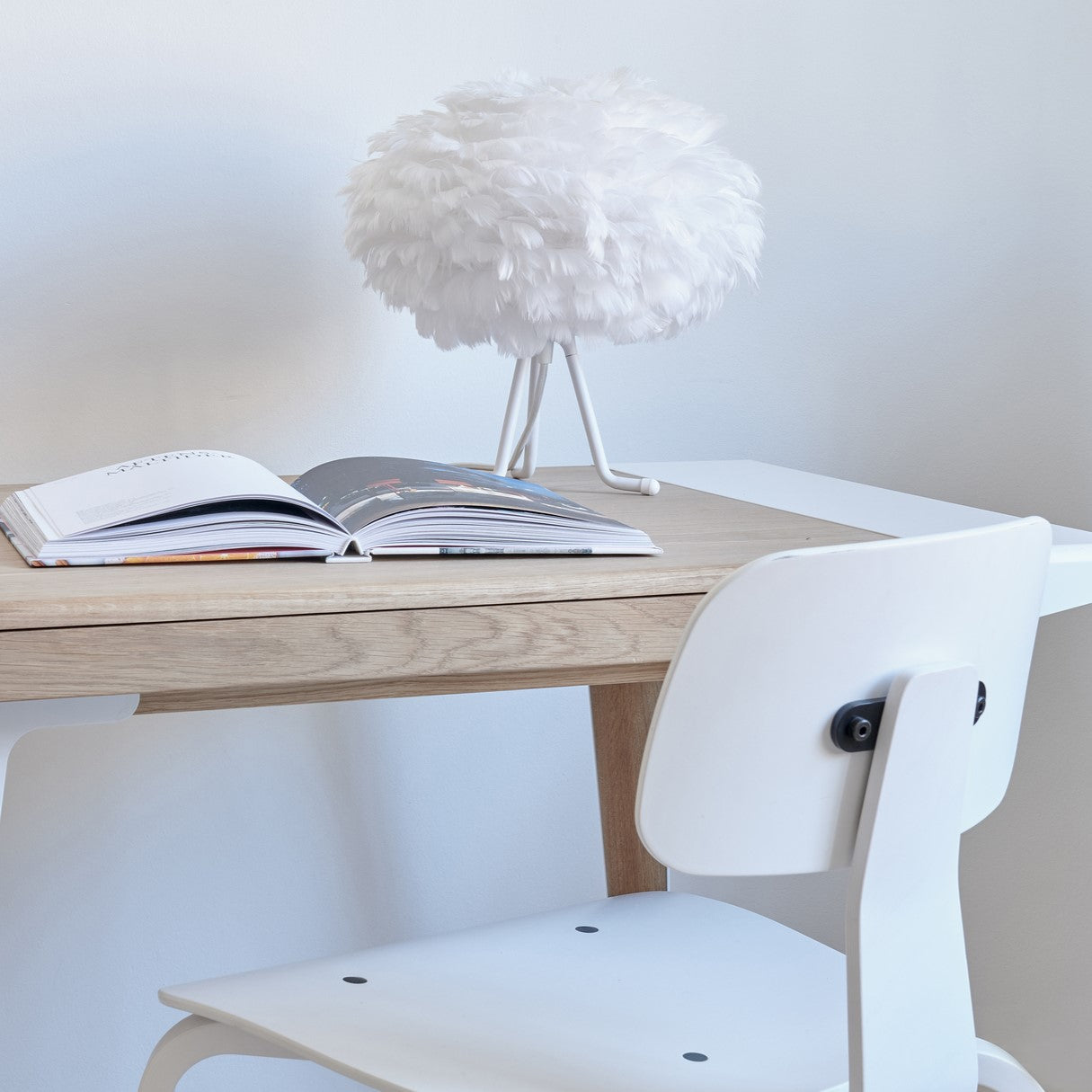 Eleganter Eos Lampenschirm von Umage in reinem Weiß, ideal für moderne Innenräume und schafft eine warme, gemütliche Atmosphäre.