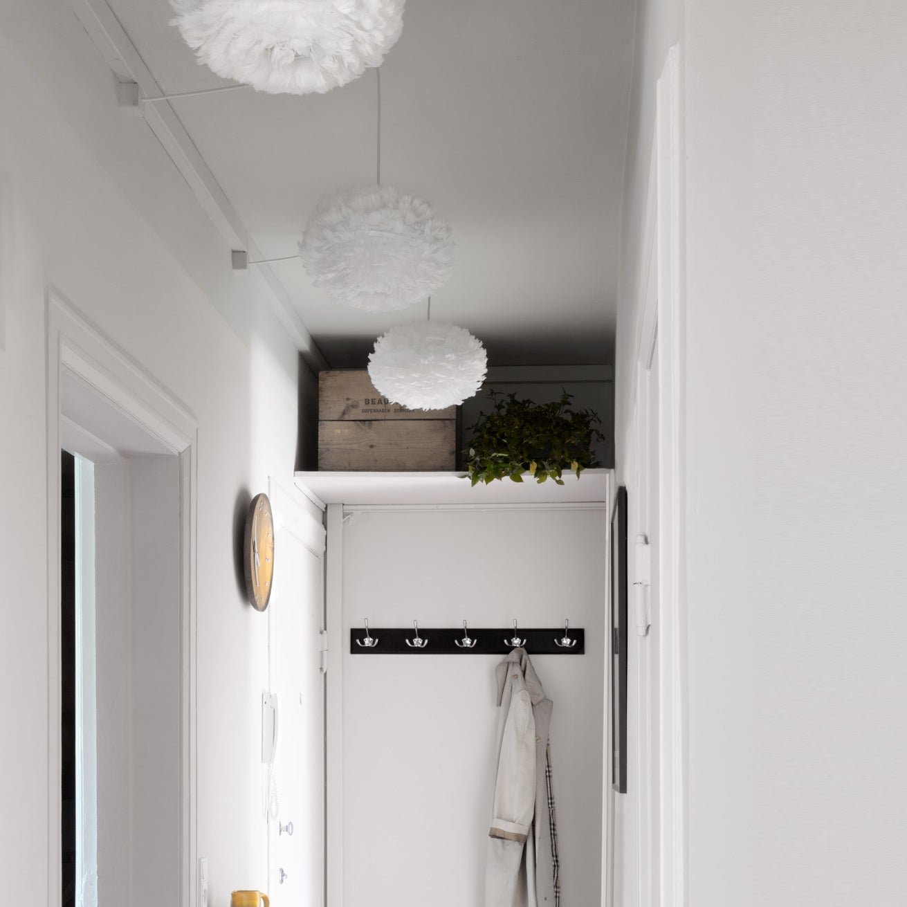 Eleganter Eos Lampenschirm von Umage in reinem Weiß, ideal für moderne Innenräume und schafft eine warme, gemütliche Atmosphäre.