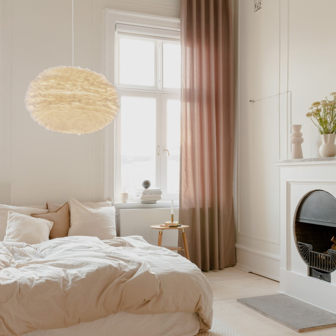 Eleganter Eos Lampenschirm von Umage in sanftem Hellgrau, ideal für stimmungsvolle Beleuchtung und modernes Interior-Design.
