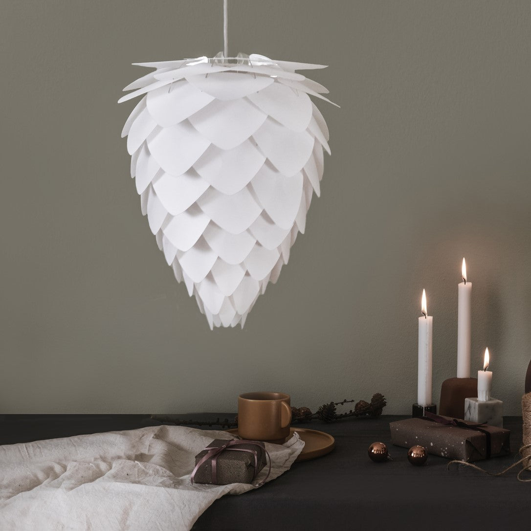 Conia Pendellampe in White präsentiert im Onlineshop von KAQTU Design AG. Lampenschirm ist von Umage