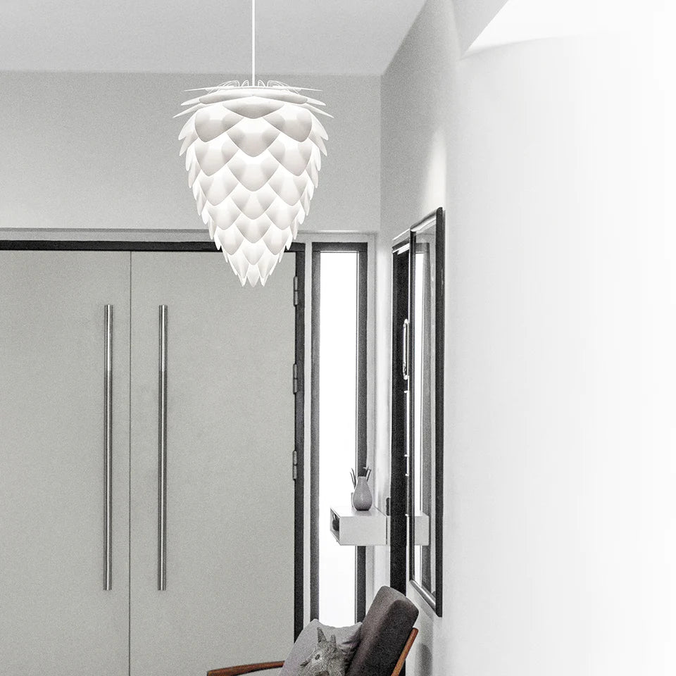 Schlichte und moderne Conia Pendellampe in Weiß, perfekter Akzent für zeitgemäße Innenräume und gemütliche Lichtakzente.