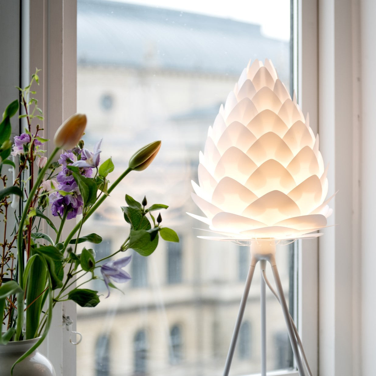 Stilvolle Conia Pendellampe von Umage in safran alabaster weiß, Ø 28 cm, perfektes Design-Element für eine warme und einladende Atmosphäre.