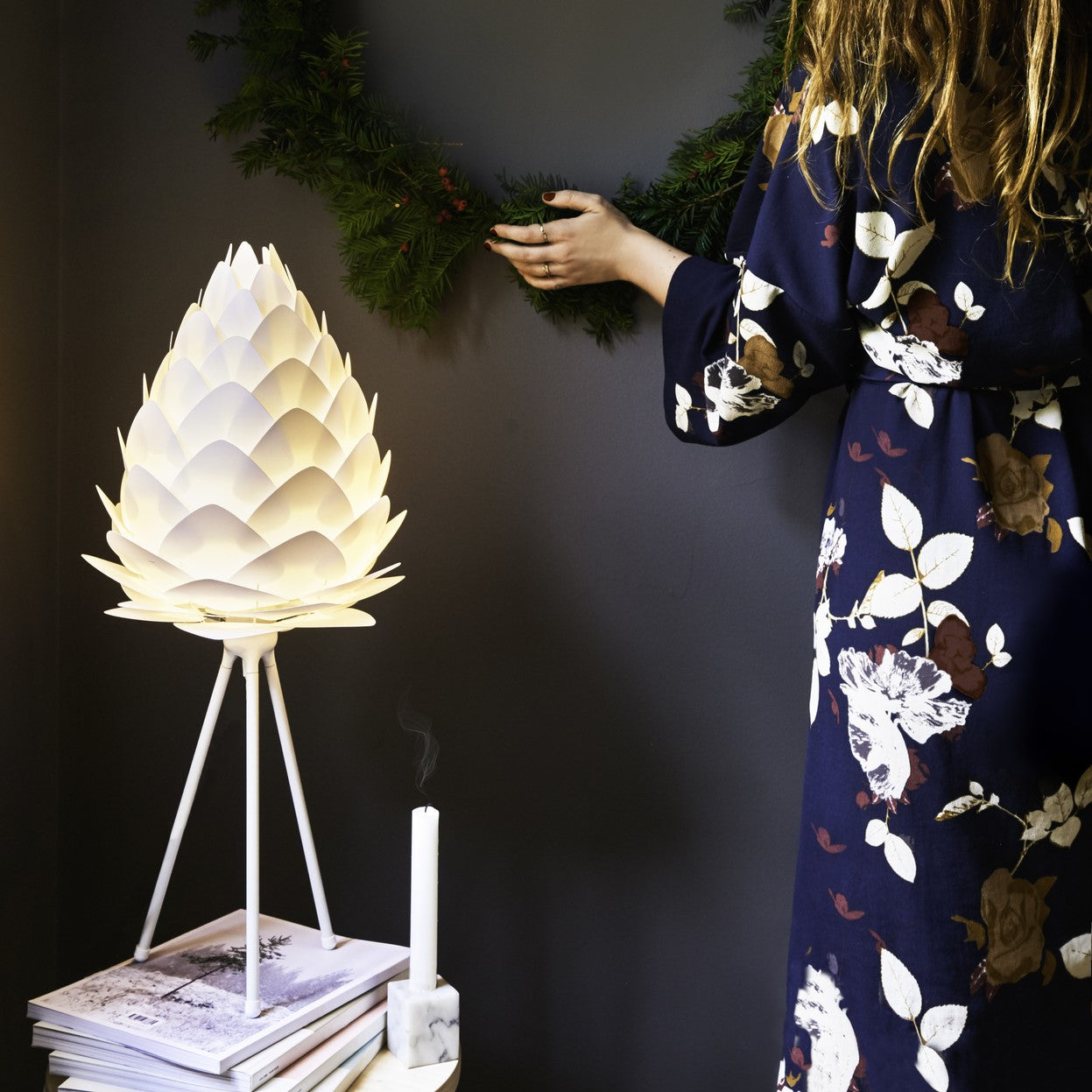 Stilvolle Conia Pendellampe in safran alabaster weiß, Ø 28 cm, perfektes Design-Element für gemütliche Räume und modernes Ambiente.