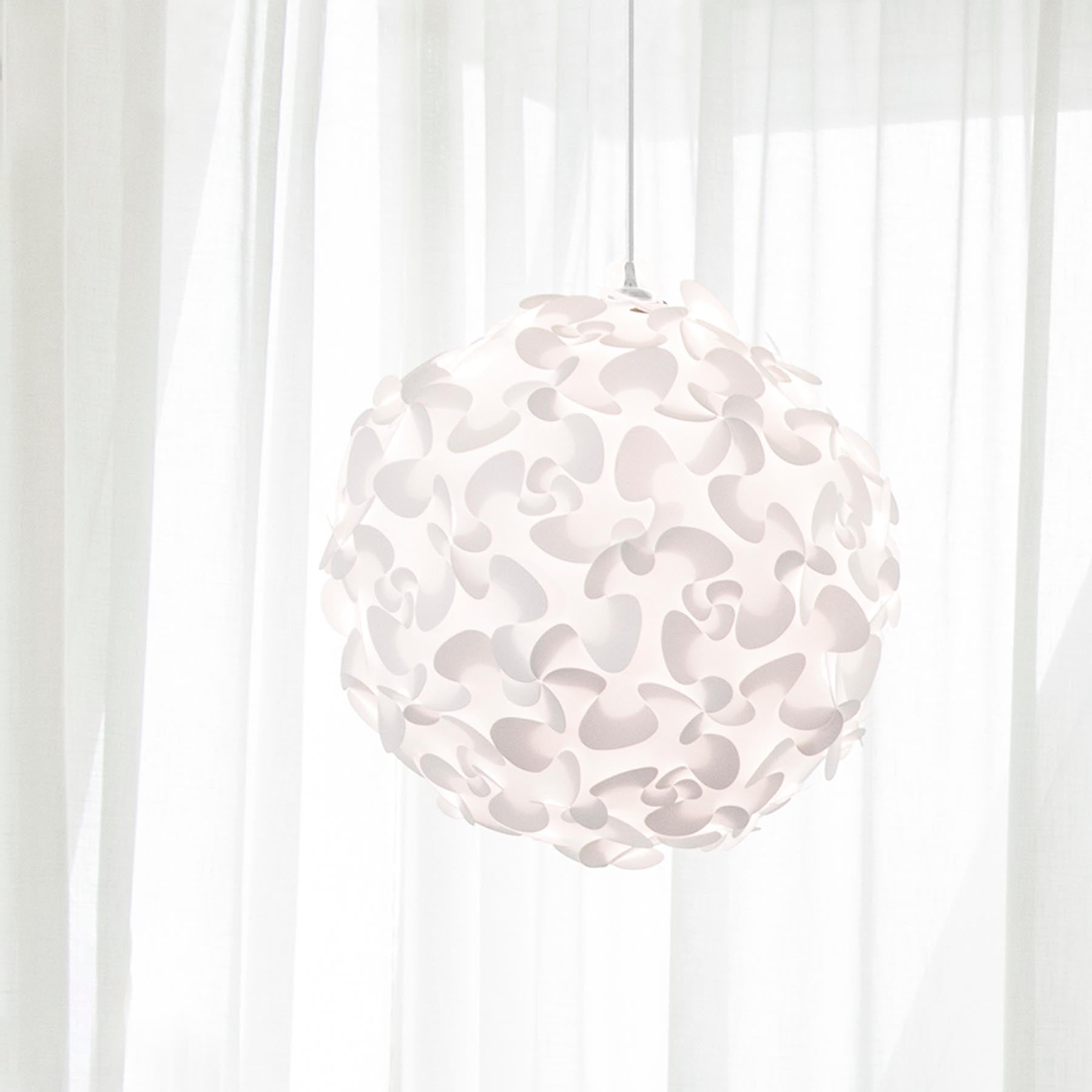 Eleganter Lora Lampenschirm in strahlendem Weiß, ideal für stilvolle Beleuchtung und moderne Wohnräume, erhältlich bei KAQTU Design AG.