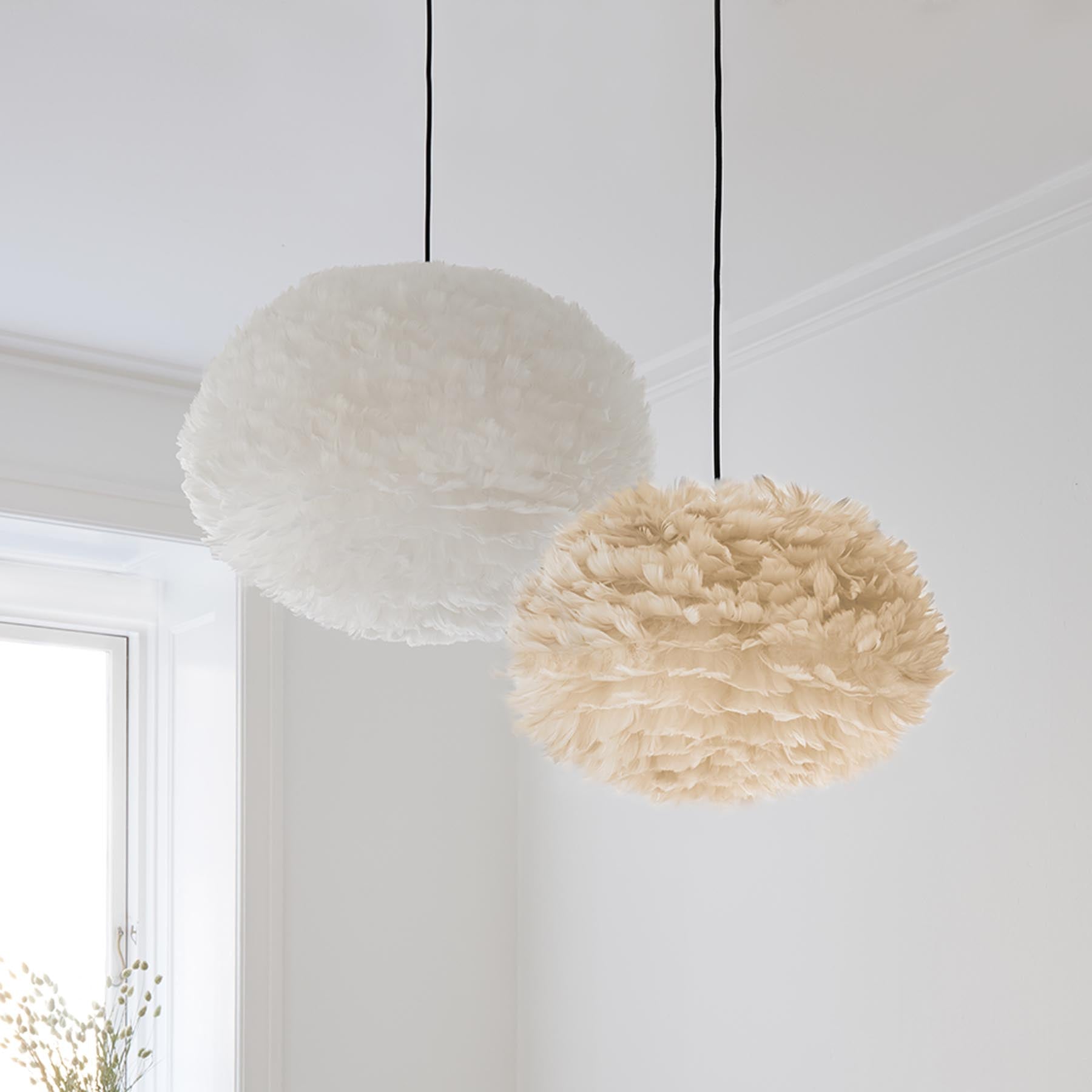 Eleganter Eos Lampenschirm von Umage in strahlendem Weiß, ideal für stilvolle Wohnräume und gemütliche Beleuchtung.