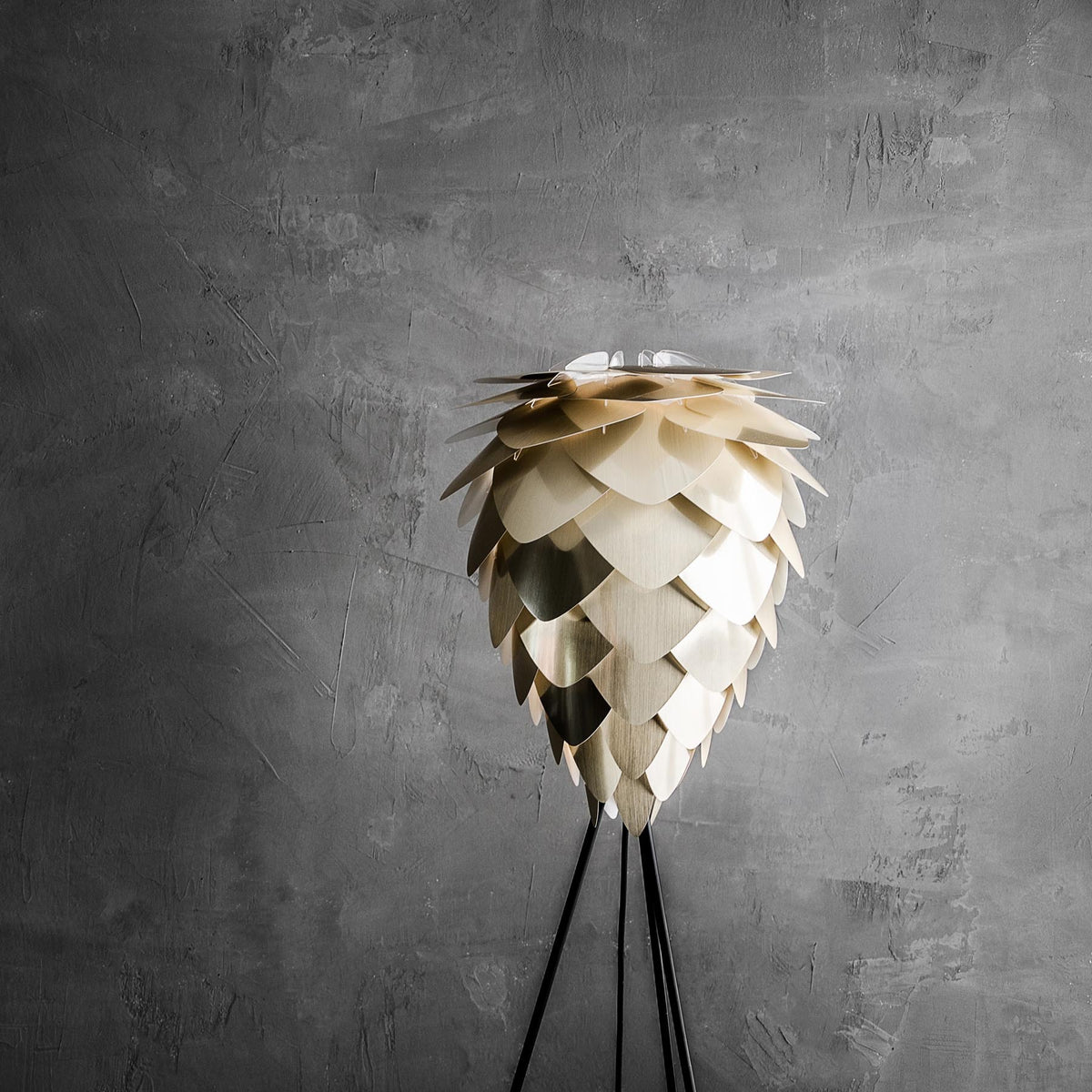 Conia Pendellampe in Brushed Brass präsentiert im Onlineshop von KAQTU Design AG. Lampenschirm ist von Umage