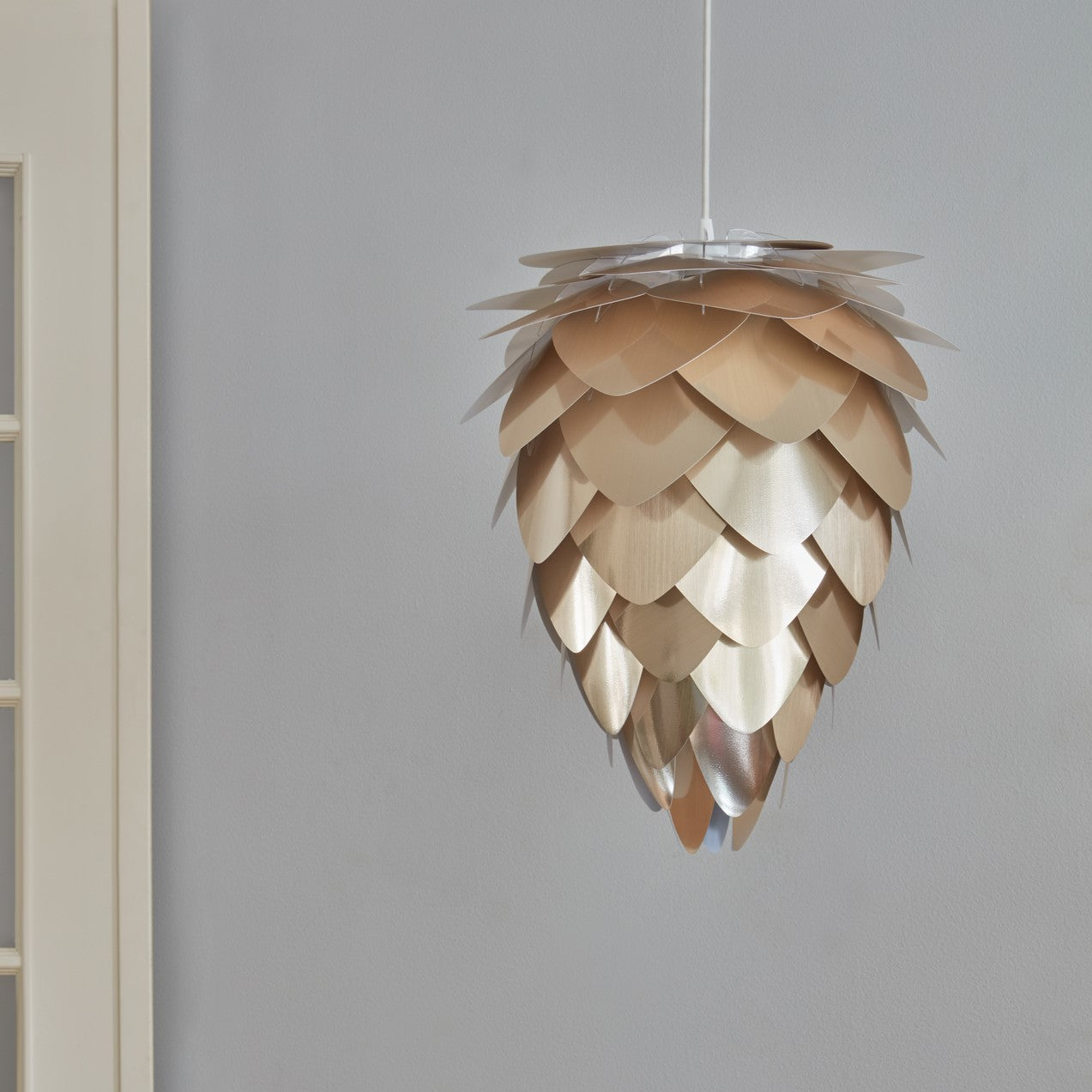 Elegante Conia Pendellampe von Umage, aus gebürstetem Messing, ideal für stilvolle Akzente in jedem Raum.