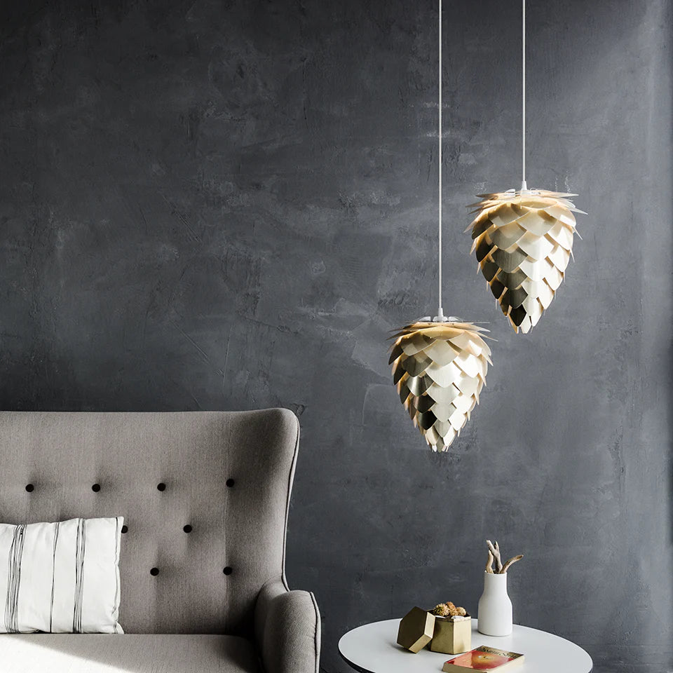 Moderne Conia Pendellampe von Umage in safran alabaster weiß, Ø 28 cm, perfektes Design für einladende Räume und stimmungsvolle Lichtakzente.